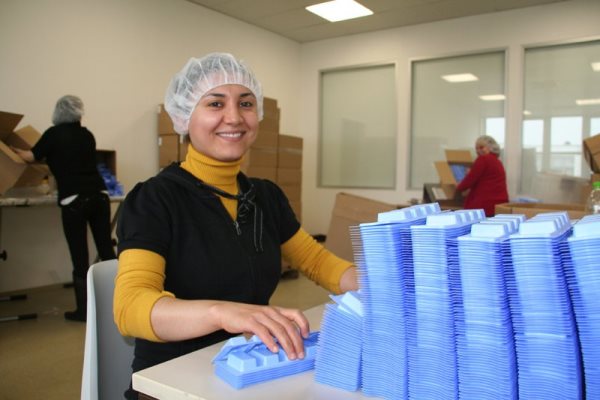 Mitarbeiterin in der Verpackung - beim Profi Ausrüster für Rettungsdienste